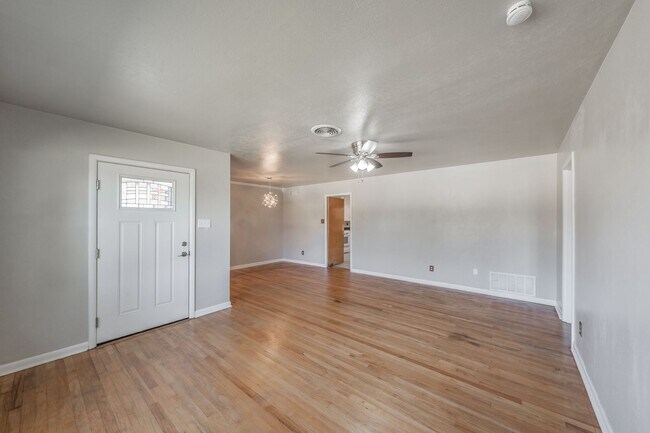 Foto del edificio - Beautiful South Hills home featuring 3 bed...