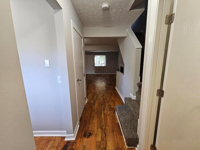 Building Photo - 946 S Spring Rd