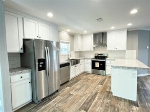 Building Photo - 10893 SW 30th Ave