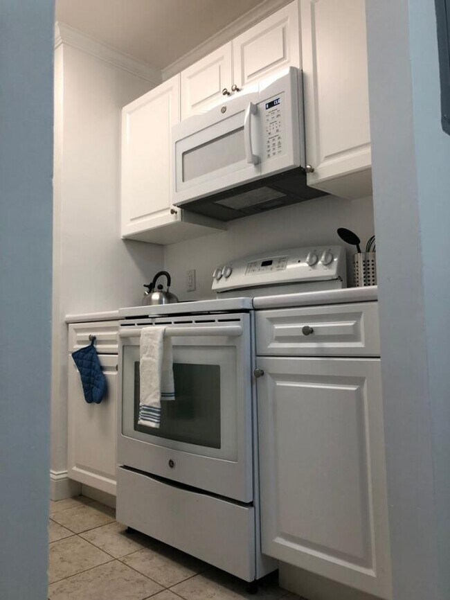 Building Photo - 1 bedroom in Boston MA 02132