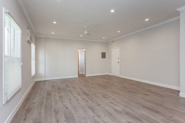 Building Photo - 1325 Ingraham St