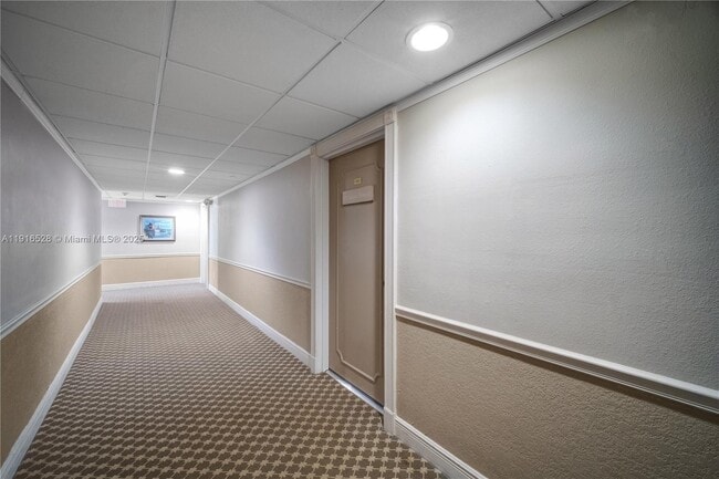 Foto del edificio - 77 Crandon Blvd