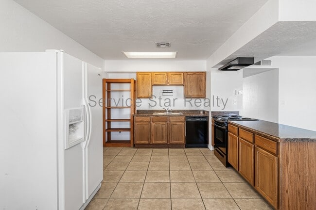 Building Photo - 1158 W Hillview St