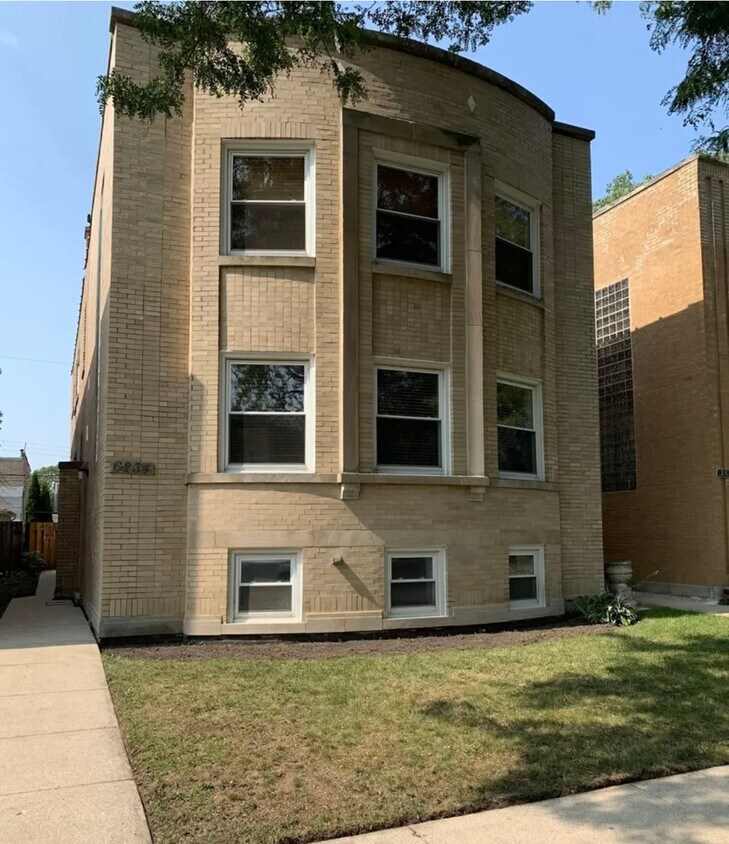 Primary Photo - 6234 N Whipple St