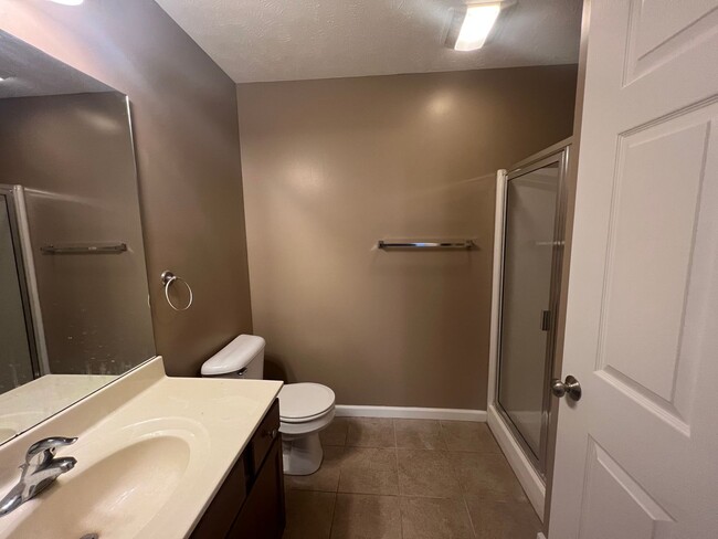 Building Photo - Beautiful 2 Bedroom 2.5 Bath Condo With Lo...