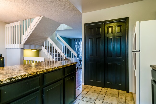 Foto del edificio - 3837 Smoke Tree Dr