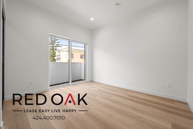 Building Photo - 1999 Vista Del Mar Ave