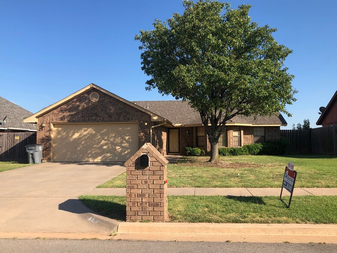 Primary Photo - 4409 SW Parkway Dr