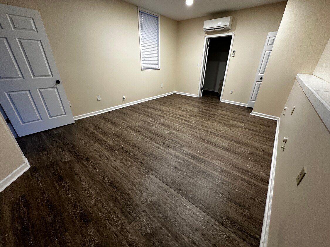 Área principal, también cuenta con entrada, medio baño y closet (no se muestra) - 151 W Vienna St