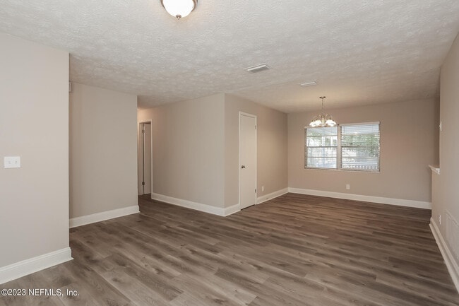 Building Photo - 7421 Deepwood Dr N