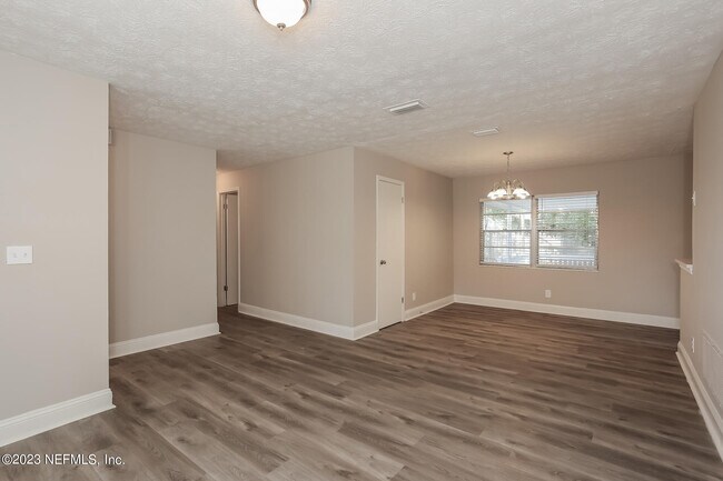 Foto del edificio - 7421 Deepwood Dr N