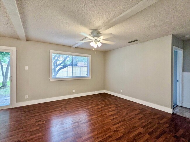 Foto del edificio - 2121 Travis Dr
