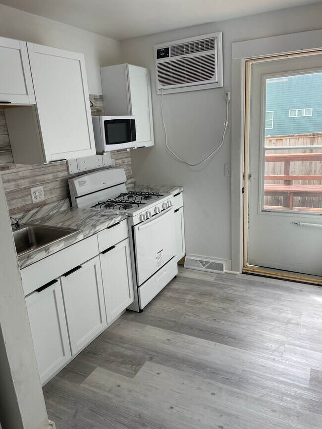 Building Photo - 1332 21st St