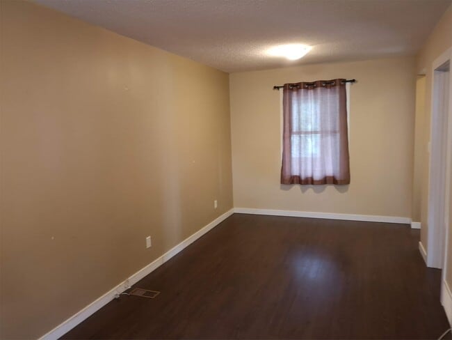 Photo du bâtiment - 474 Harbison Ave W