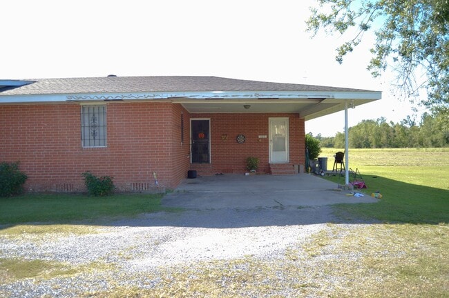 Building Photo - Spacious 3 bedroom 2 bath