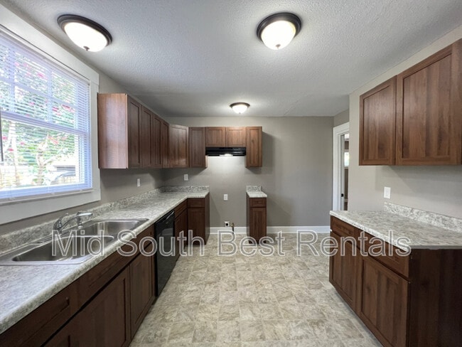 Building Photo - 2586 Larose Ave