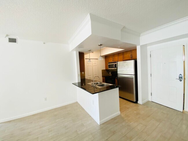 Foto del edificio - Spacious 2-bedroom apartment in full servi...