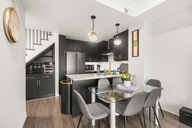 Building Photo - 3567 Lake Shore Blvd W