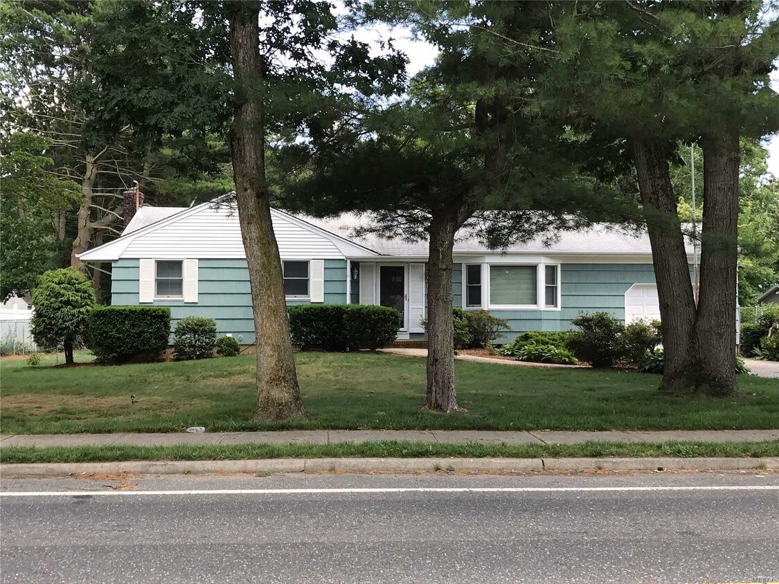 831 Sycamore Ave, Bohemia, NY 11716 House Rental in Bohemia, NY