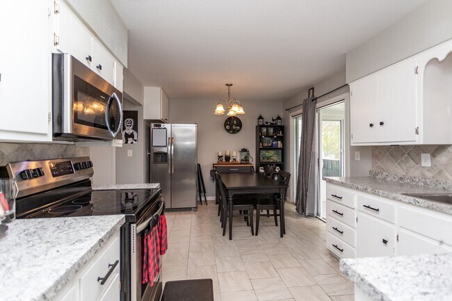 Building Photo - Peaceful Bi-Level Home in a Quiet Cul-de-Sac