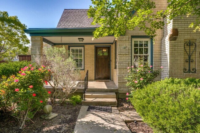 Foto del edificio - A Stunning, Updated Home in the heart of Dallas