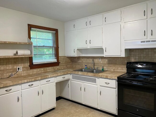 Foto del edificio - Charming 2 Bed / 1 Bath Cape Cod in Camp T...