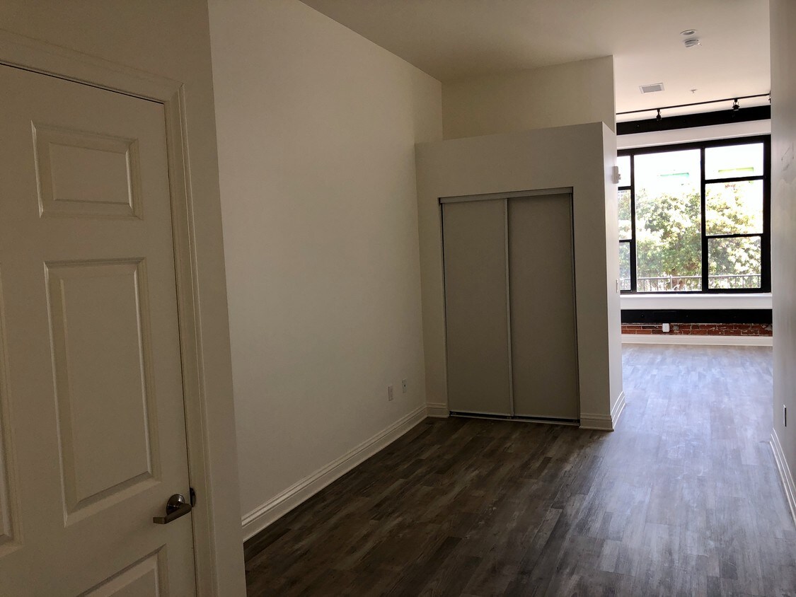 Foto principal - 153 E 2nd St