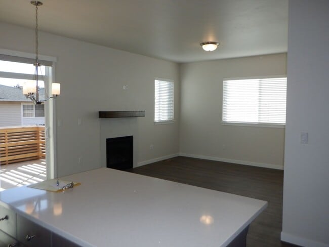 Building Photo - 3-bed Townhome with Water, Sewer & Garbage...