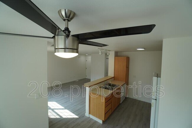 Building Photo - 10041 W Garverdale Ln