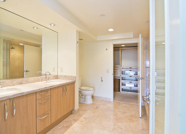 Building Photo - 13650 Marina Pointe Dr