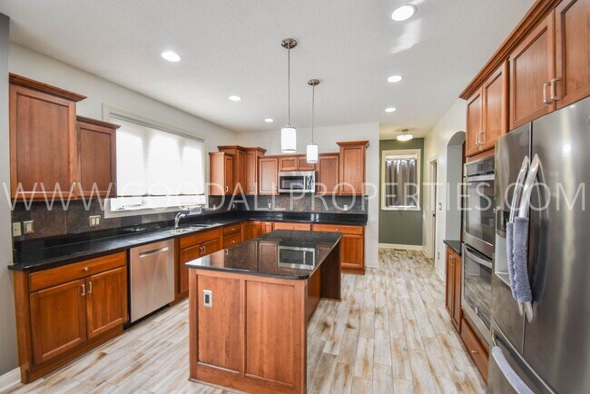 Building Photo - 4 Bedroom 4 Bath Executive Home in West Des Moines