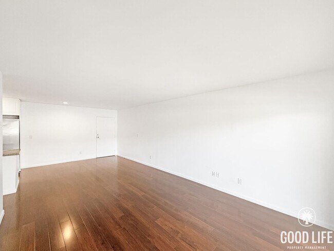 Foto del edificio - Beautiful 1BD/1BA W/ Reserved Parking and Laundry On-Site in Pacific Beach!