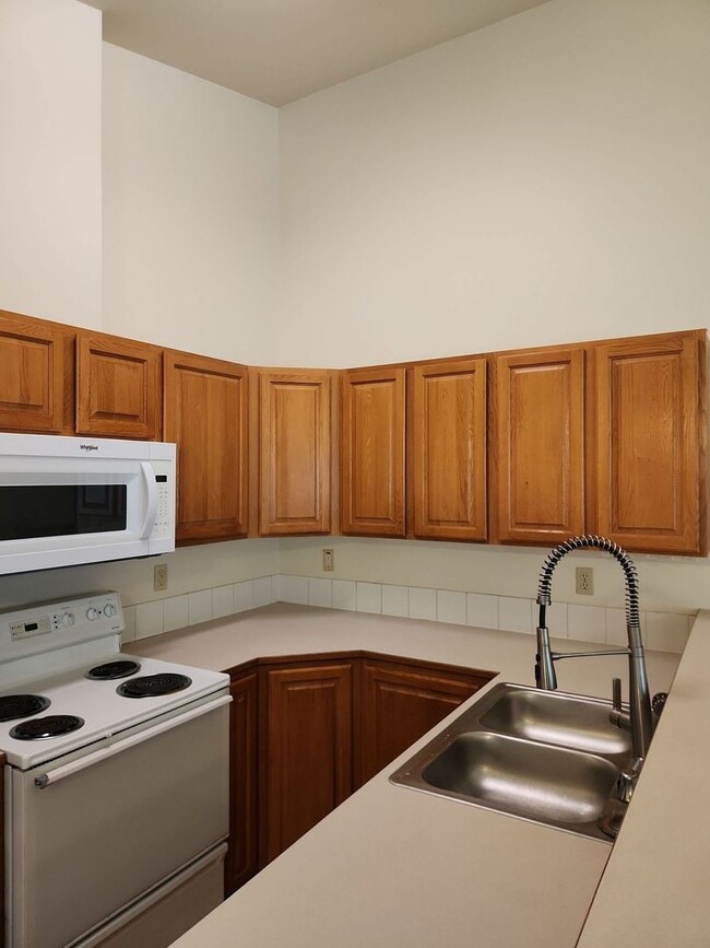 Building Photo - 2073 Cherry St