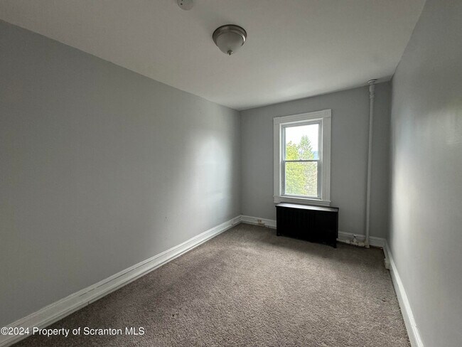 Building Photo - 922 S Webster Ave