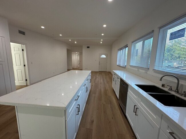 Foto del edificio - Completely remodeled 4+2 sprawled across a charming street in a beautiful pocket of Reseda