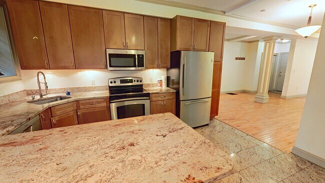 Foto del edificio - Large Unit on Newbury St, In-Unit Washer and Dryer, Eat-in Kitchen, All Large Bedrooms, Desirable...
