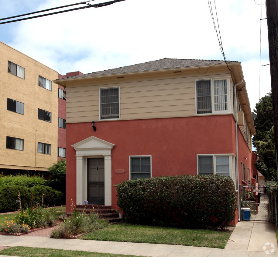 Building Photo - 2124 E Bermuda St