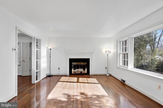 Building Photo - 1529 N Kenilworth St