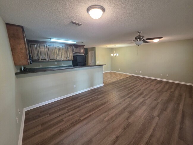 Building Photo - 136 Jasmine Cir
