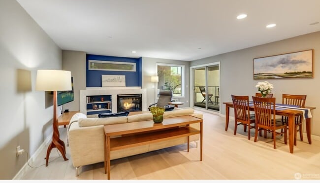 Living room - 511 W Mercer Pl