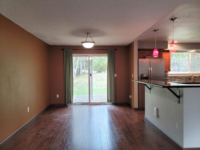 Foto del edificio - Pet Friendly 4 bedroom Home with Lots of Space for Everyone!