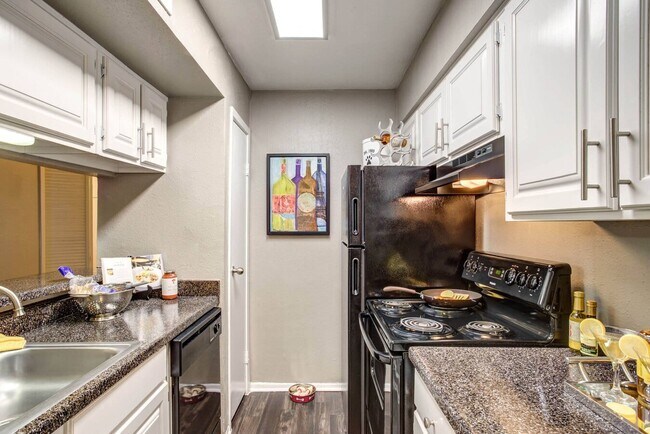 Foto del edificio - 1 Month FREE! 1-Bed is Waiting!