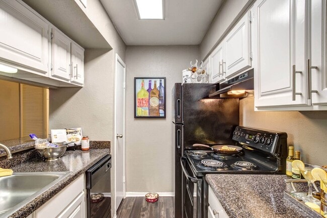 Building Photo - 1 Month FREE! 1-Bed is Waiting!