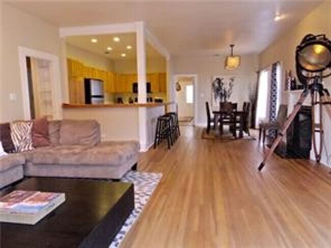 Foto del edificio - Available: Updated, spacious Tarrytown 4 bed / 4 bath, furnished or unfurnished