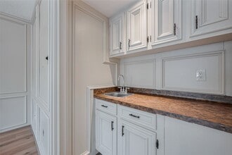 Building Photo - 2727 Raintree Dr