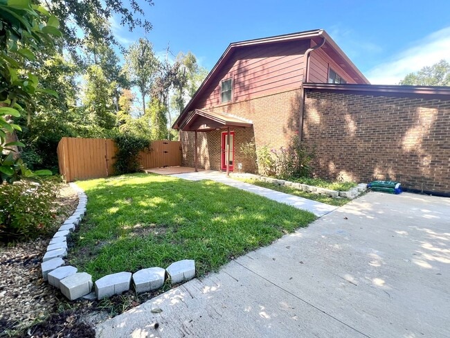 Building Photo - Spacious townhouse off Blairstone Road