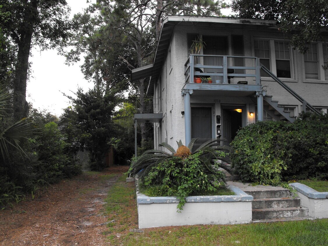 Foto del edificio - 1718 Pine Grove Ave