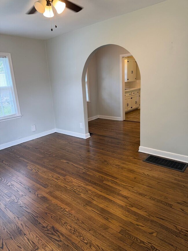 Building Photo - Adorable Cottage in East Nashville- Minutes to Coffee & Restaurants