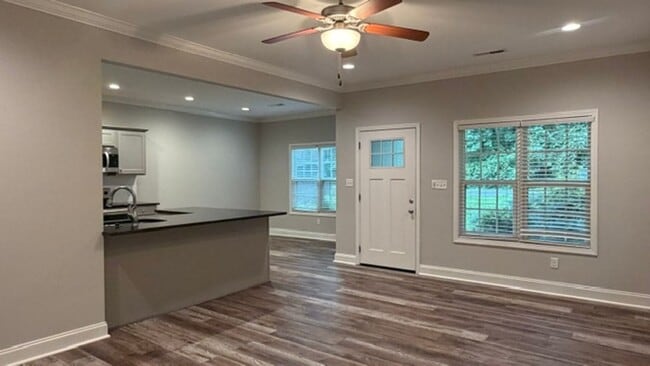Building Photo - 2 Bedroom 2 Bath home with Garage