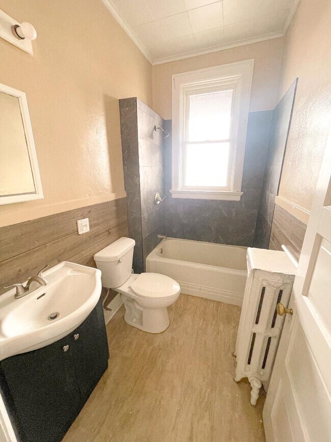 Building Photo - 601 Main St